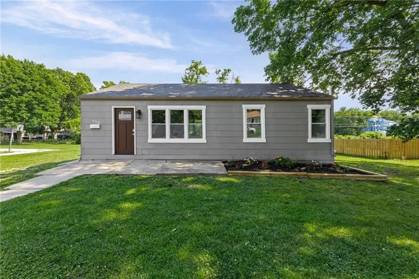 $290,000 | 8319 West 77th Street, Overland Park, KS 66204