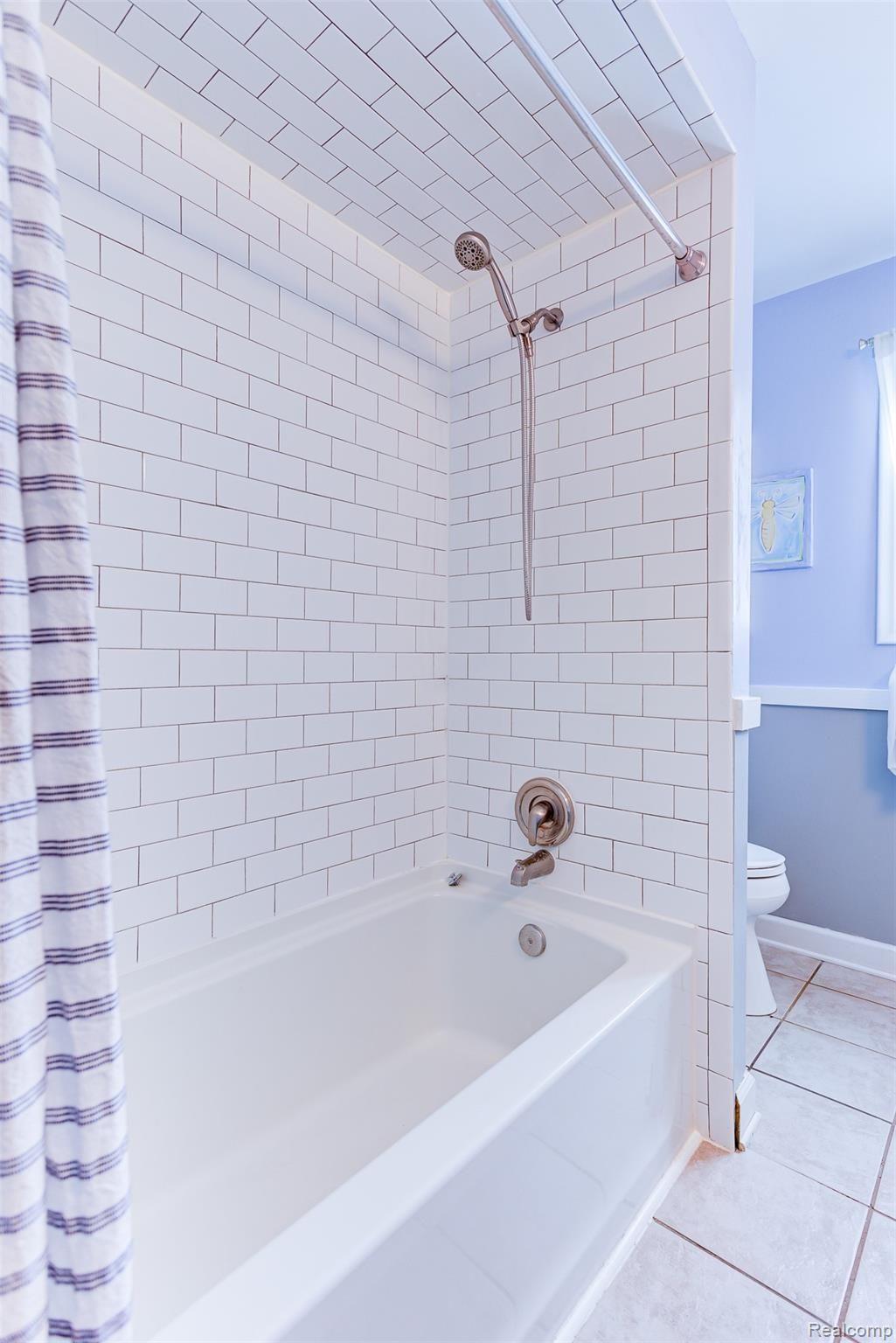2455 Jones Road Waterford, MI 48327 - Photo 13 of 27 Full bath - upstairs - dual entry