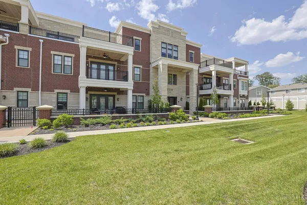 $850,000 | 230 Vintage Club Drive, Unit 103, Montgomery, OH 45249