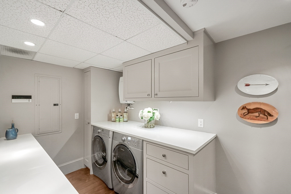 7 Spruce Court Boston, MA 02108 - Photo 21 of 25 a utility room with dryer and washer