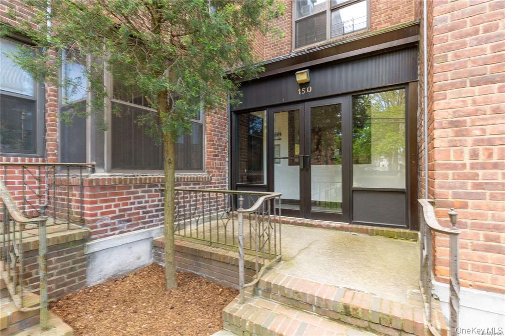 150 South Middle Neck Road, Unit 1E Great Neck, NY 11021 - Photo 3 of 5