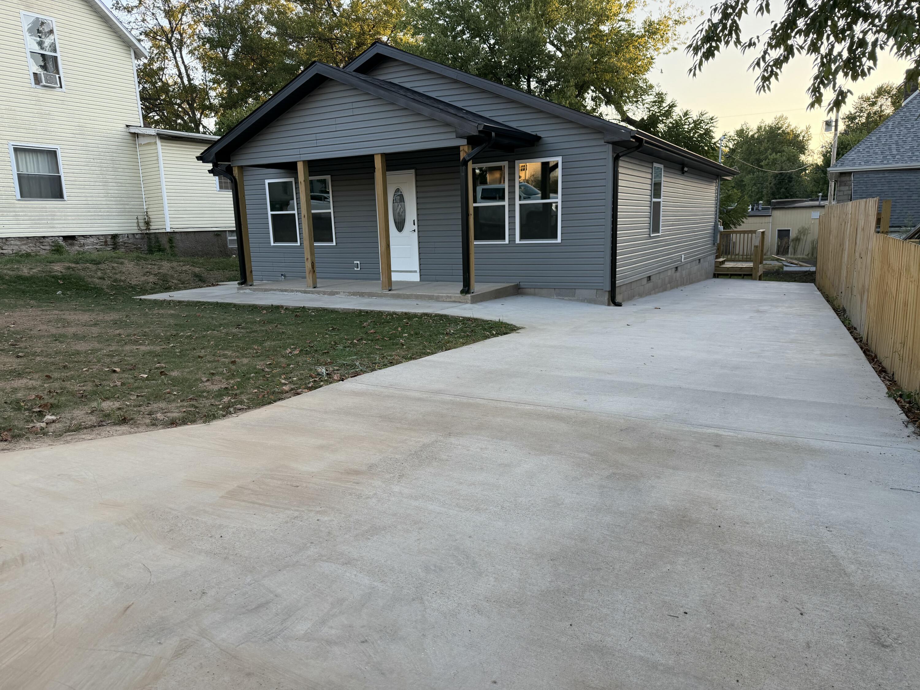 408 2nd Street Monett, MO 65708 - Photo 5 of 31 IMG_6091