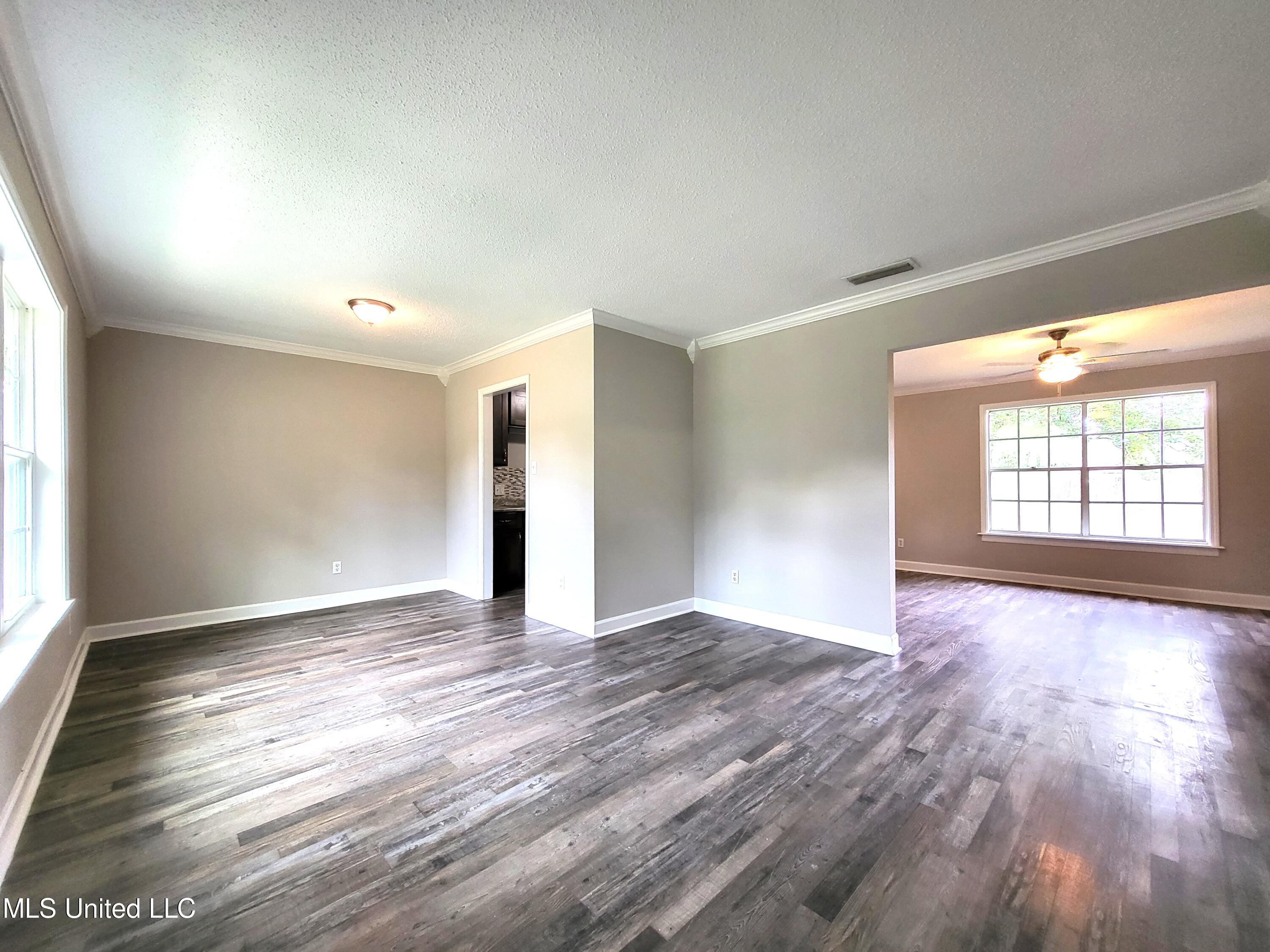 104 Ralph Drive Gulfport, MS 39503 - Photo 4 of 22 20220906_094155