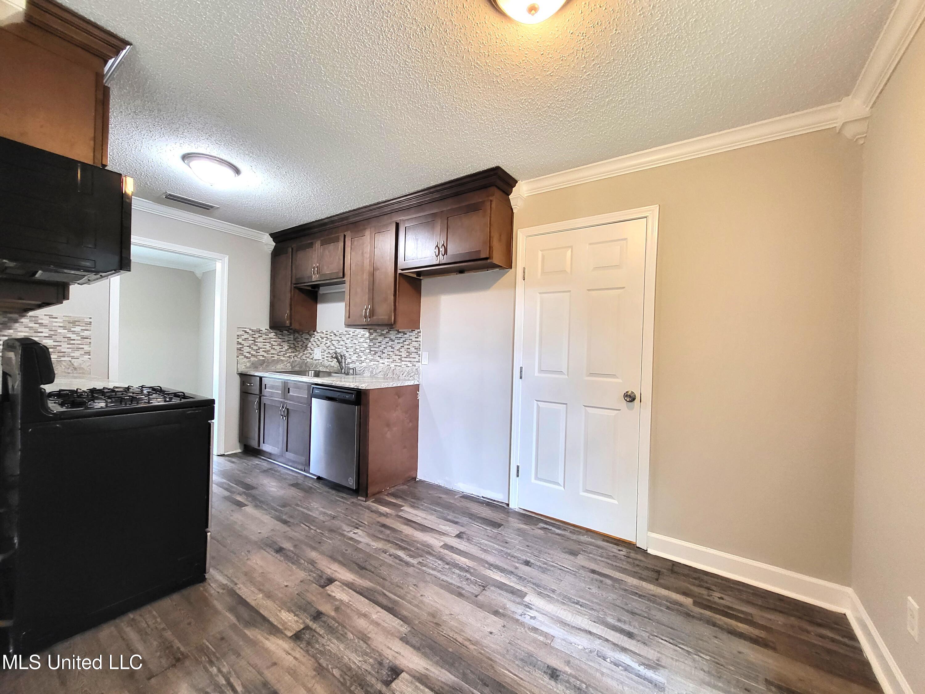 104 Ralph Drive Gulfport, MS 39503 - Photo 8 of 22 20220906_094040