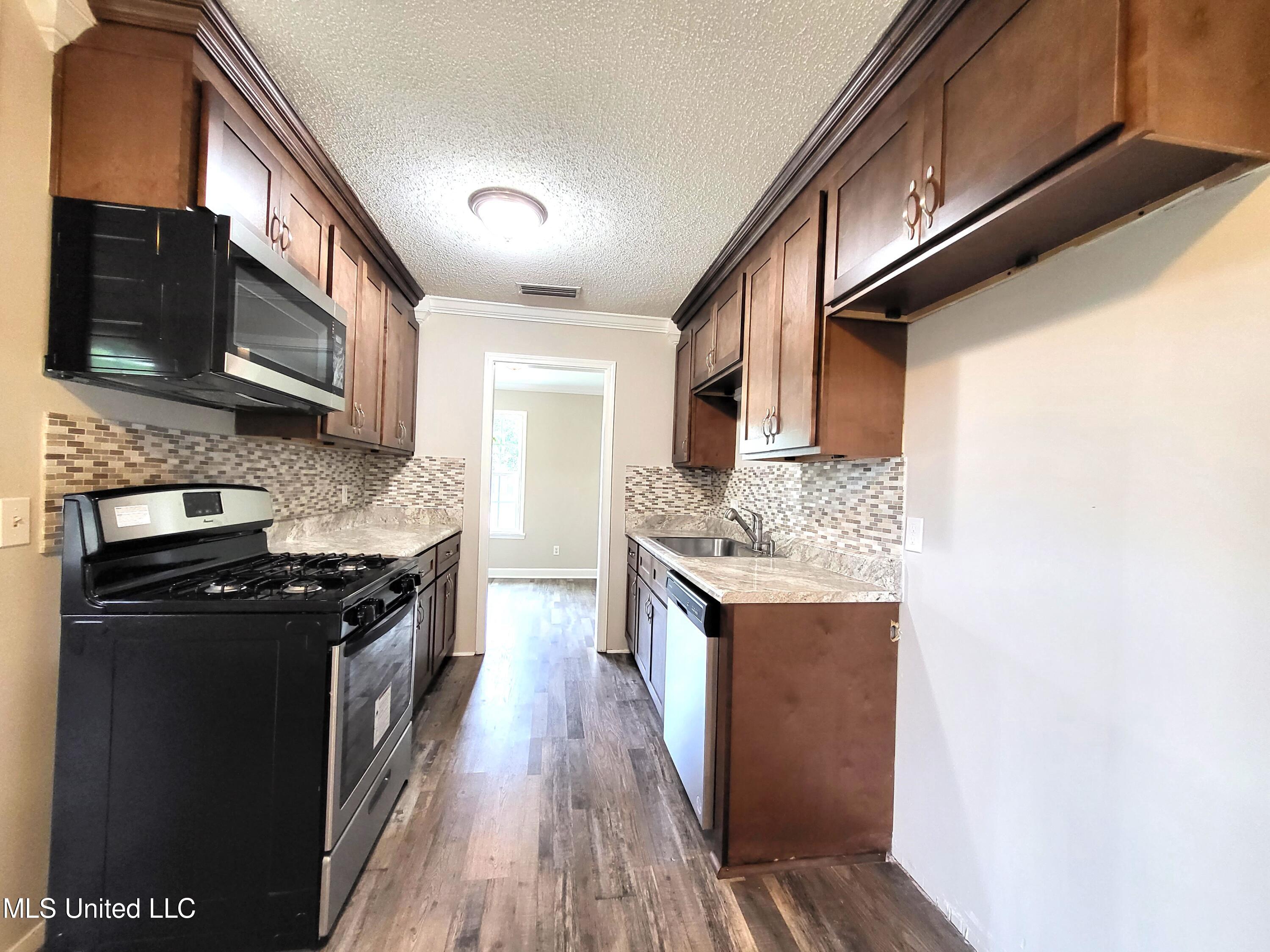 104 Ralph Drive Gulfport, MS 39503 - Photo 9 of 22 20220906_094049