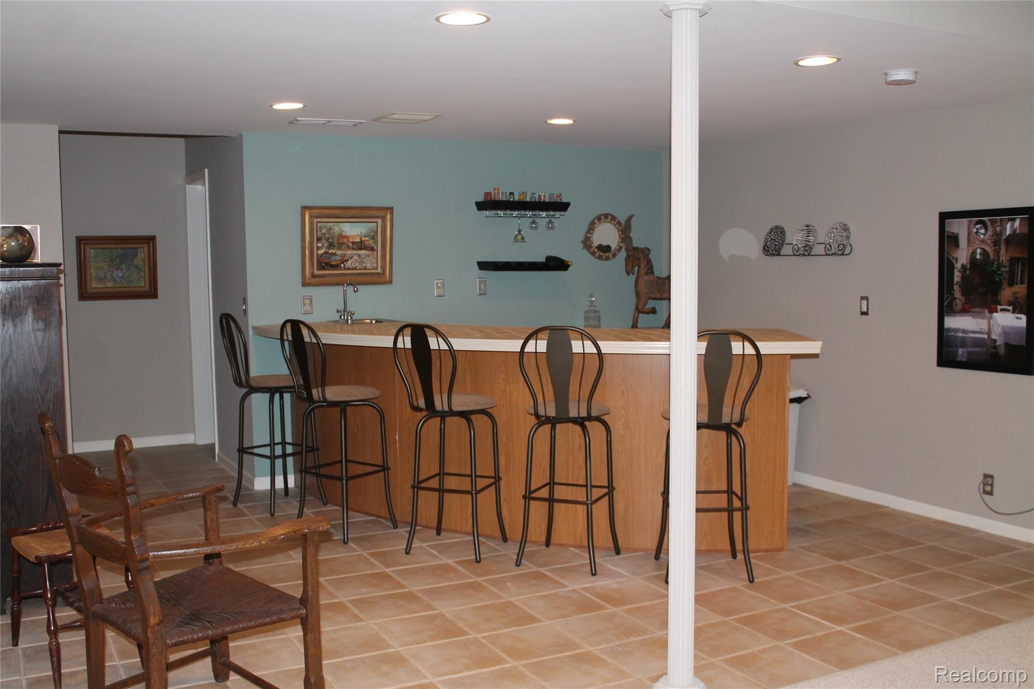 2670 East Wardlow Road Highland, MI 48356 - Photo 35 of 99 Wet bar in basement with custom countertop