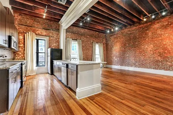 $1,750 | 137 Carondelet Street, Unit 404, New Orleans, LA 70130
