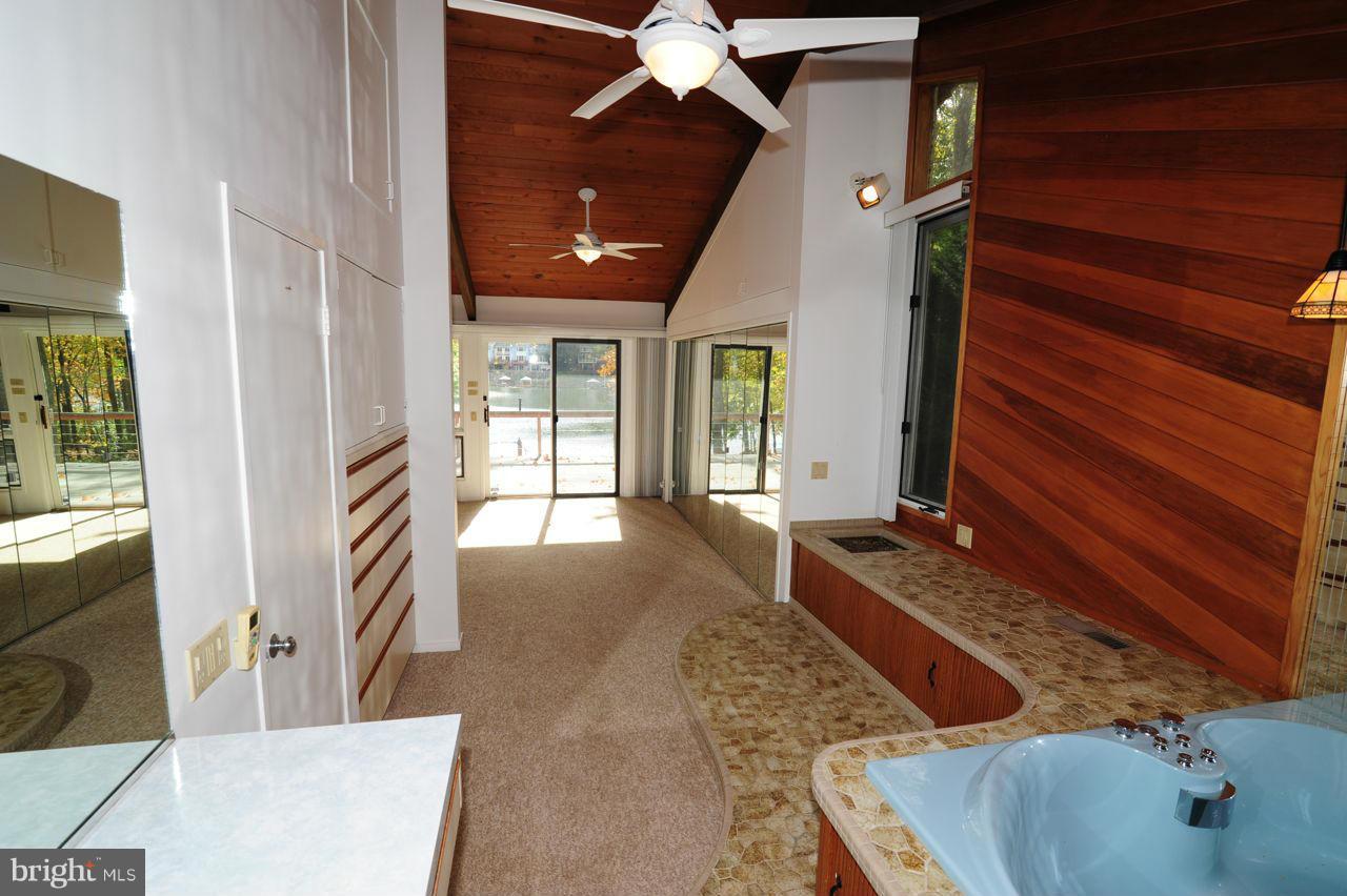 1946 Upper Lake Drive Reston, VA 20191 - Photo 16 of 21 Bath (Master)