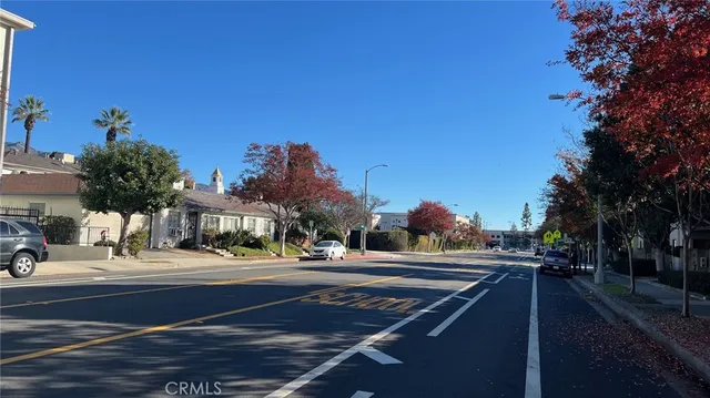 a view of a parking area