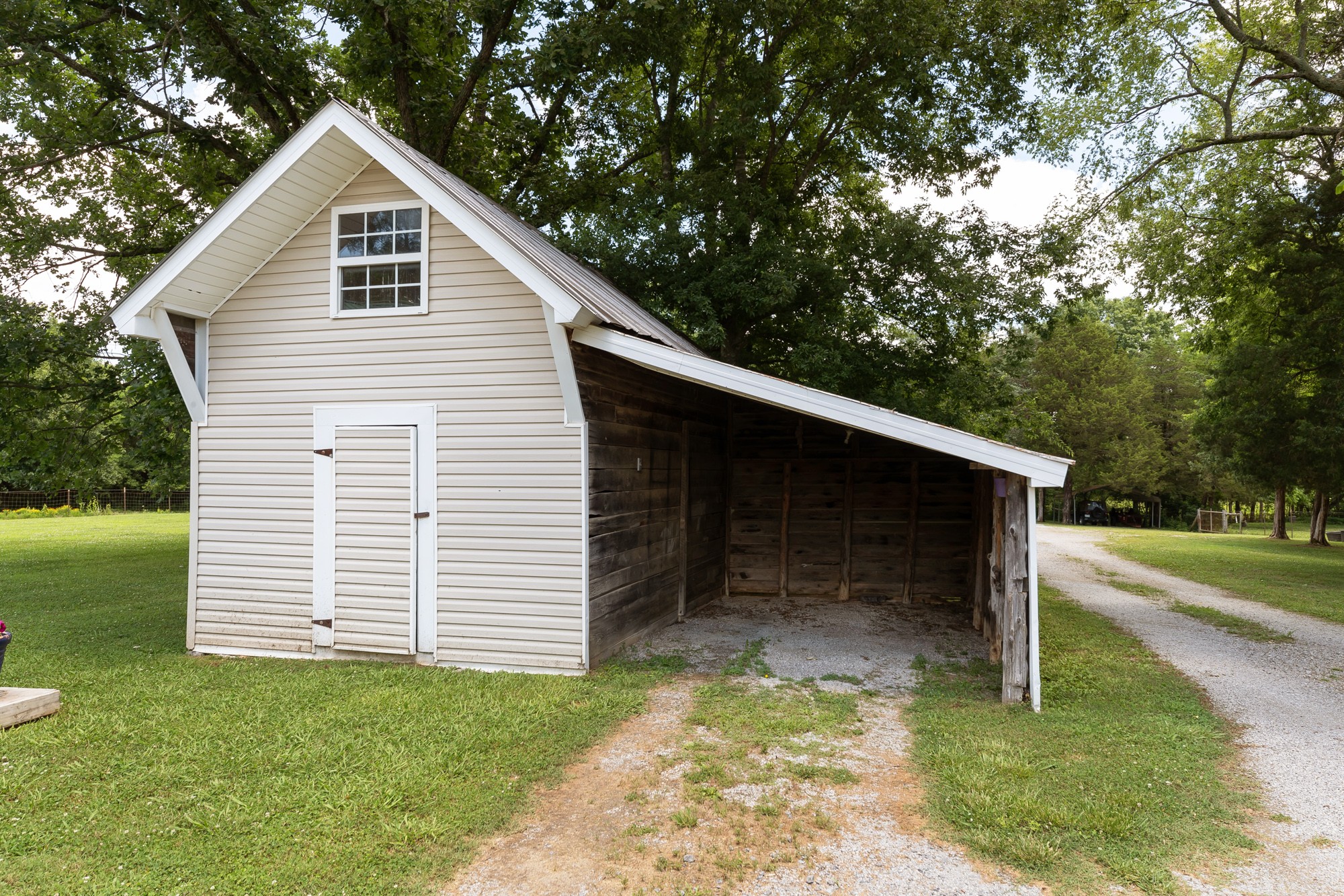 2446 Warner Bridge Road Shelbyville, TN 37160 - Photo 30 of 42 a backyard of a house