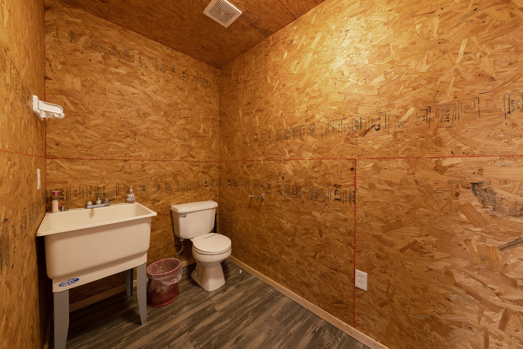 2446 Warner Bridge Road Shelbyville, TN 37160 - Photo 32 of 42 a bathroom with a toilet and a sink