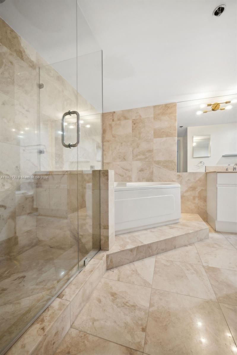540 Brickell Key Drive, Unit 1413 Miami, FL 33131 - Photo 14 of 19 Gallery Image 14