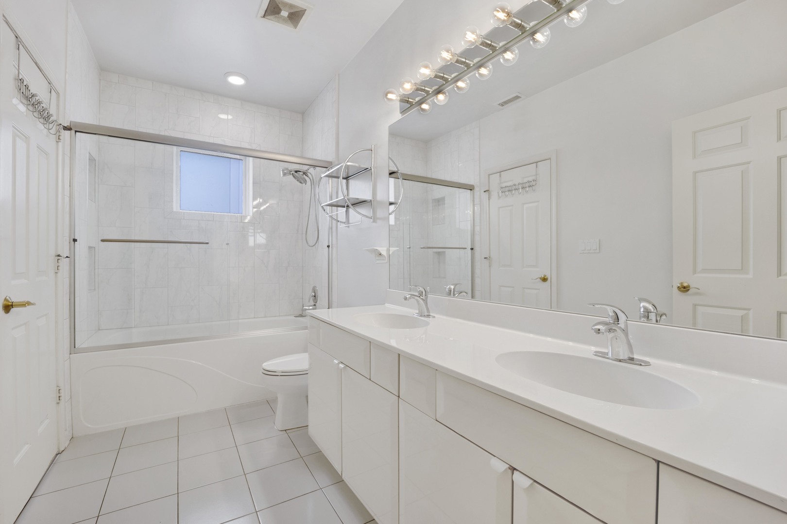 1414 South Halsted Street, Unit 3A Chicago, IL 60607 - Photo 17 of 62 a bathroom with a sink a toilet and shower