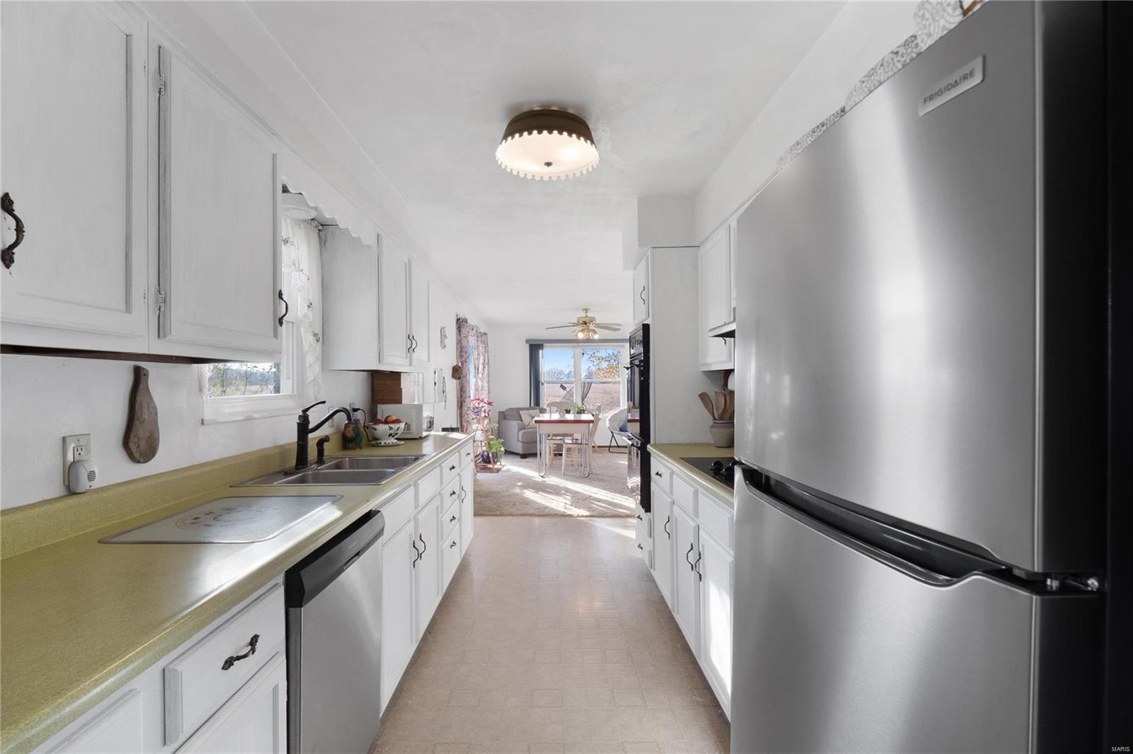 1652 Red Stripe Road Odin, IL 62870 - Photo 3 of 43