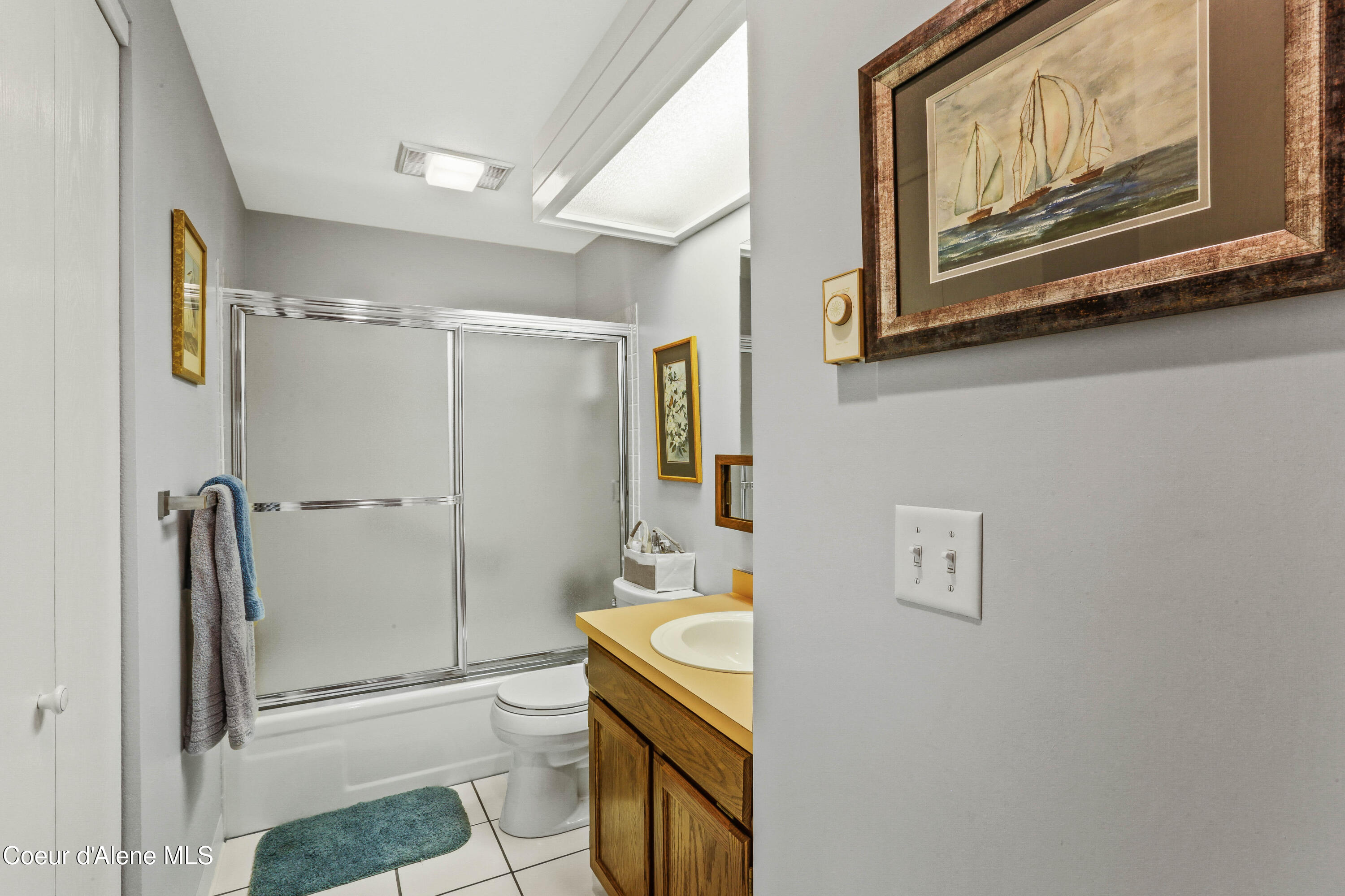 5299 West Green Court, Unit 11 Rathdrum, ID 83858 - Photo 16 of 30 Guest Bathroom