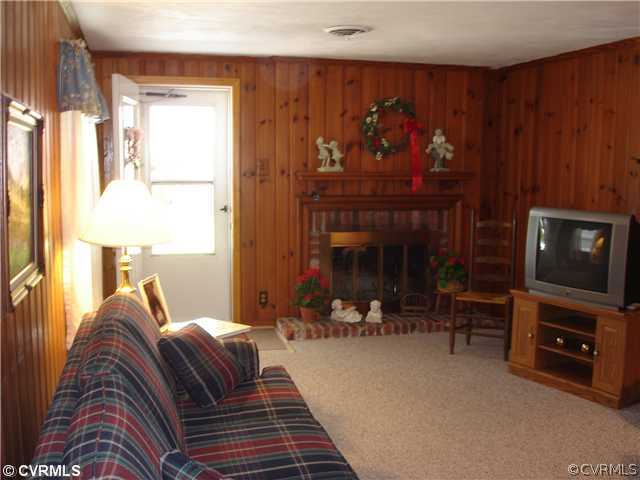 10517 Ashburn Road North Chesterfield, VA 23235 - Photo 6 of 9 Den/Family/Great Room