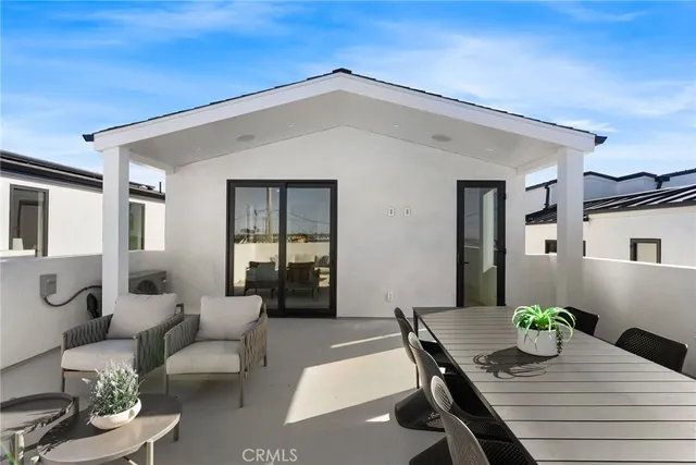 $3,500,000 | 303-5 Fernleaf Avenue, Corona del Mar, CA 92625