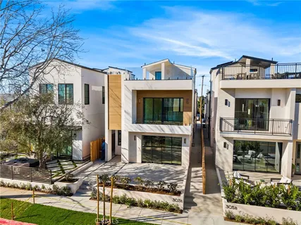 $3,500,000 | 303-5 Fernleaf Avenue, Corona del Mar, CA 92625