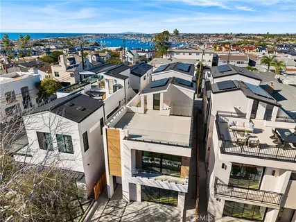 $3,500,000 | 303-5 Fernleaf Avenue, Corona del Mar, CA 92625