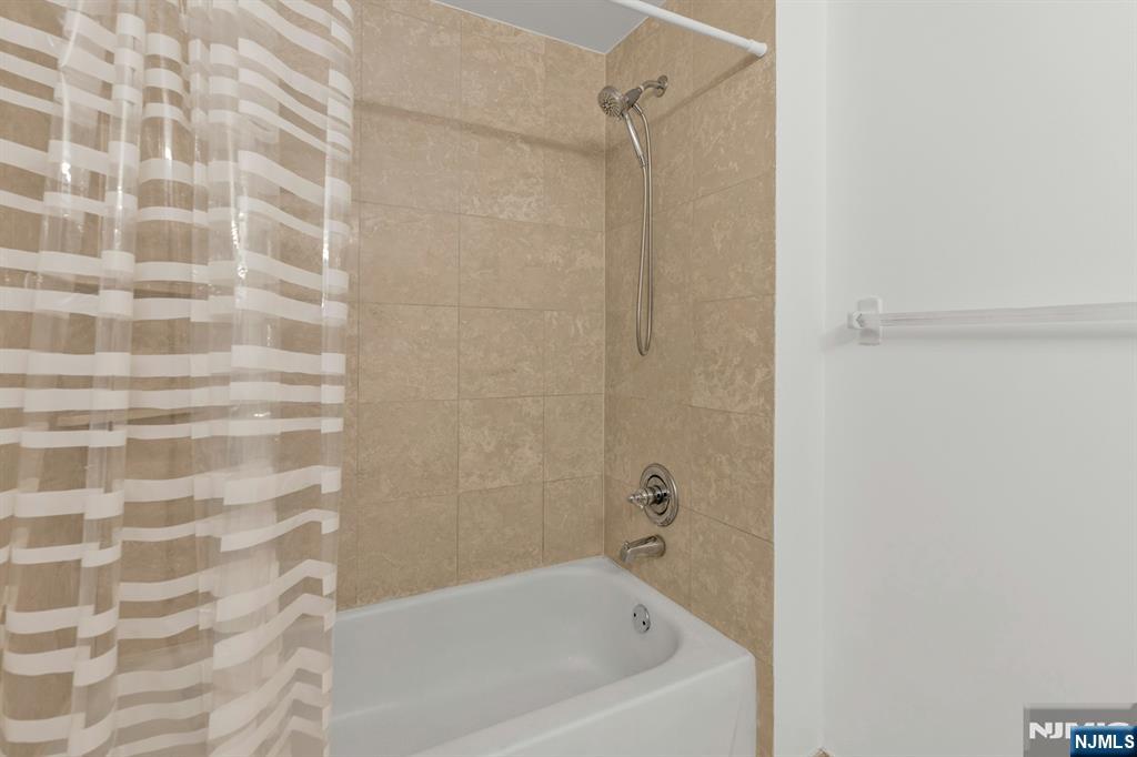 100 Old Palisade Road, Unit 1814 Fort Lee, NJ 07024 - Photo 11 of 23 a bathroom with a bathtub