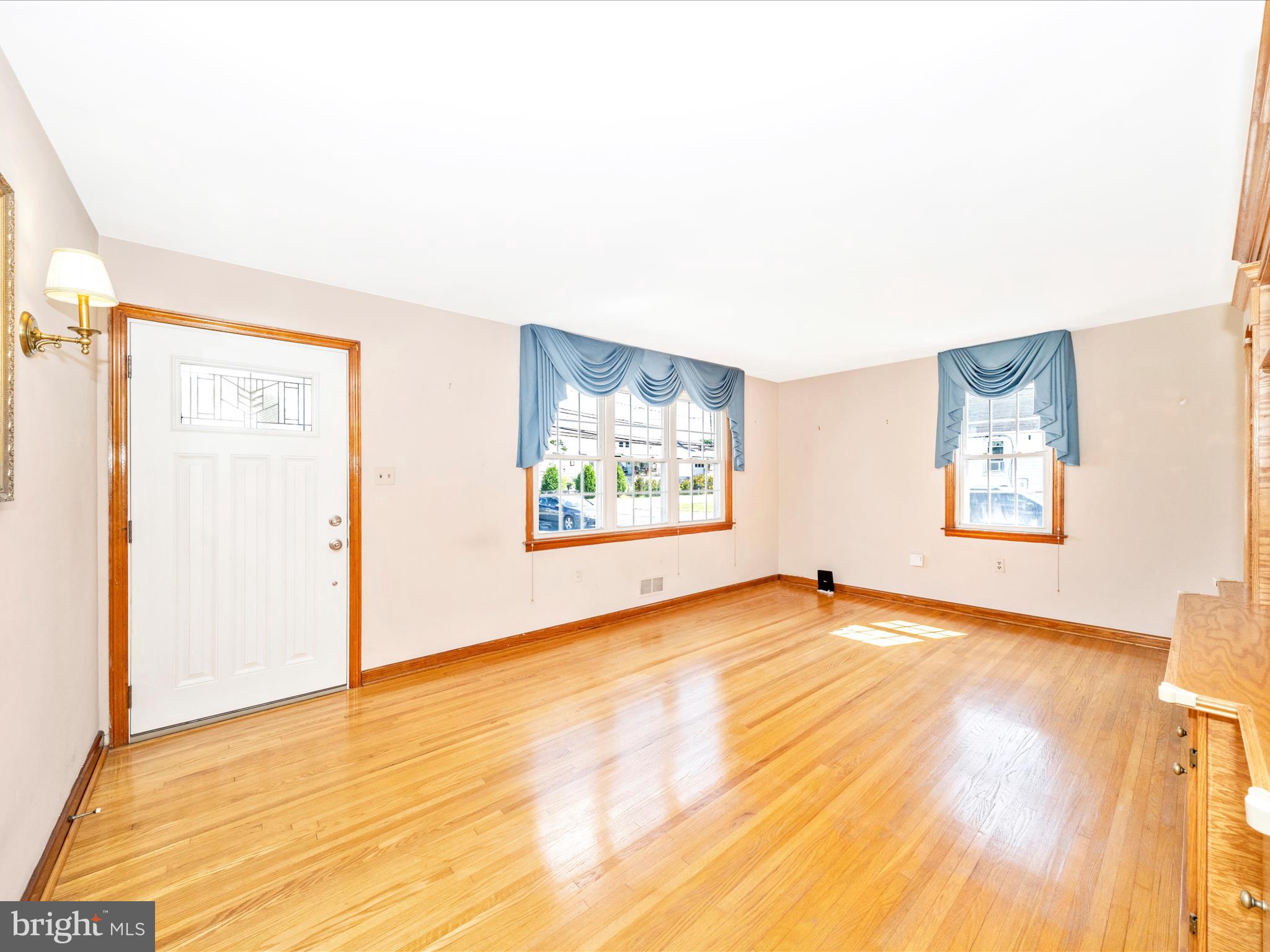 3707 North Point Road Dundalk, MD 21222 - Photo 6 of 56 Living Room