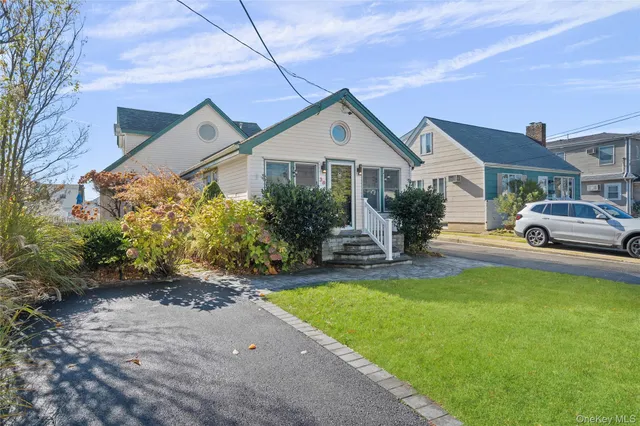 $799,990 | 38 Bayside Place, Amityville, NY 11701