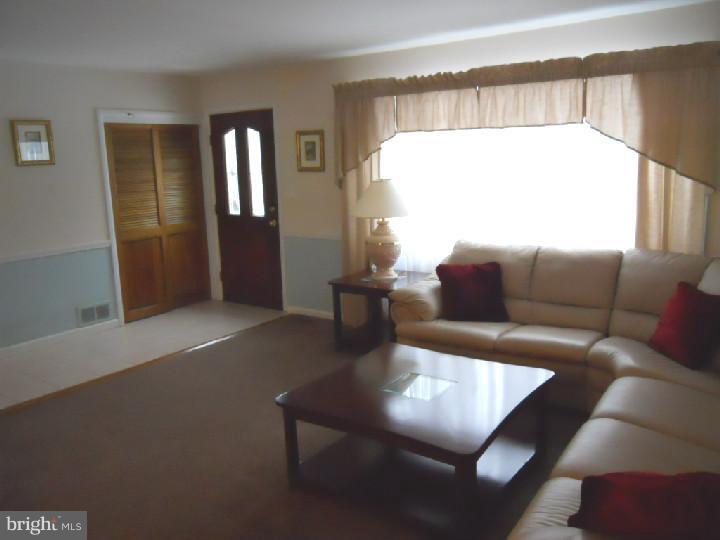 118 McIntosh Road Cherry Hill, NJ 08003 - Photo 3 of 25 Living Room