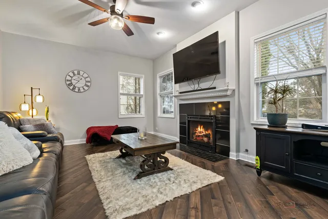 $439,900 | 943 Chesapeake Boulevard, Grayslake, IL 60030