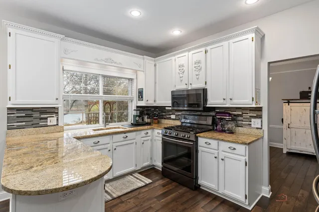 $439,900 | 943 Chesapeake Boulevard, Grayslake, IL 60030