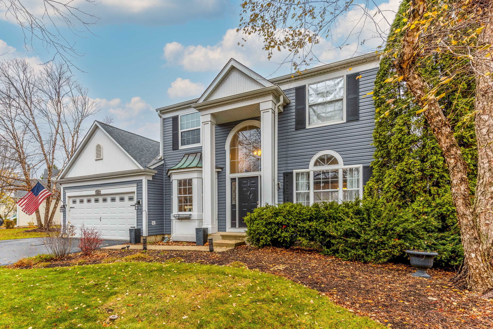 943 Chesapeake Boulevard Grayslake, IL 60030 - Photo 3 of 46