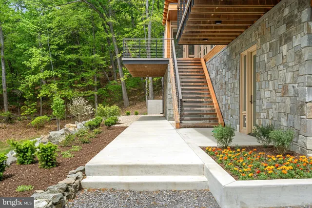 a view of a house with backyard and garden
