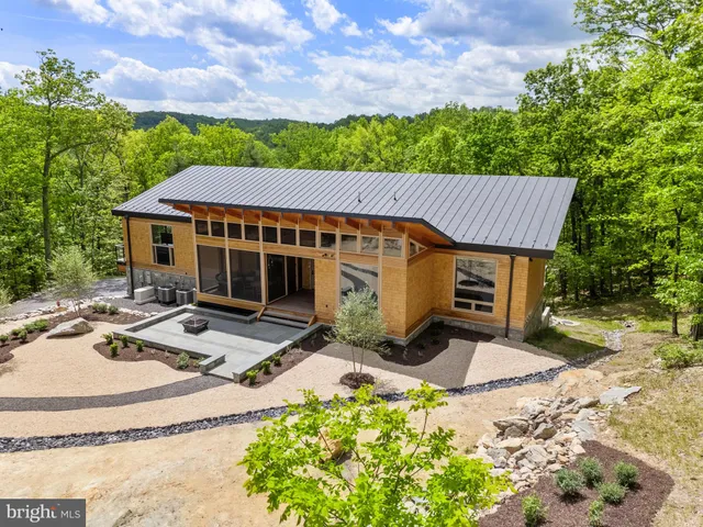 a view of an outdoor kitchen