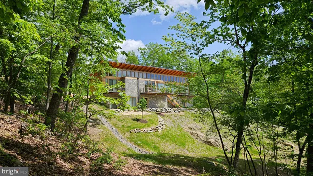 a view of a house with backyard