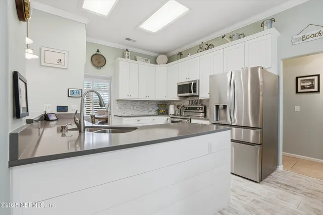 a en suite bathroom with a sink and a mirror