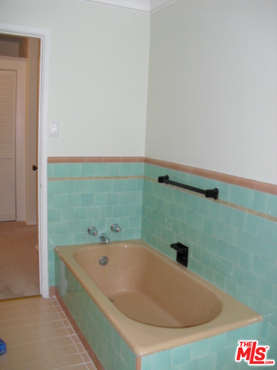 9963 Durant Drive Beverly Hills, CA 90212 - Photo 18 of 23 a bathroom with a bathtub