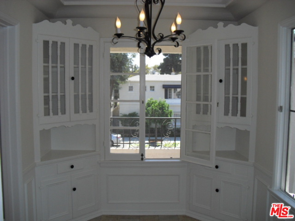 9963 Durant Drive Beverly Hills, CA 90212 - Photo 10 of 23 a view of a interior of the house
