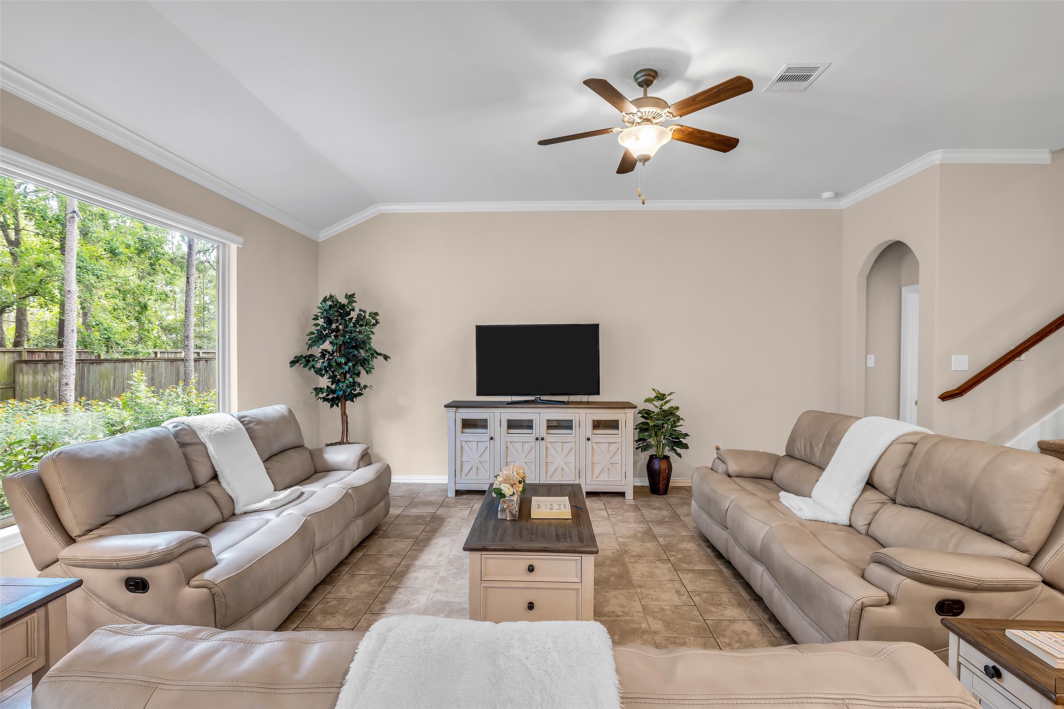 34 Sawbridge Circle Spring, TX 77389 - Photo 5 of 38 Spacious Family Room