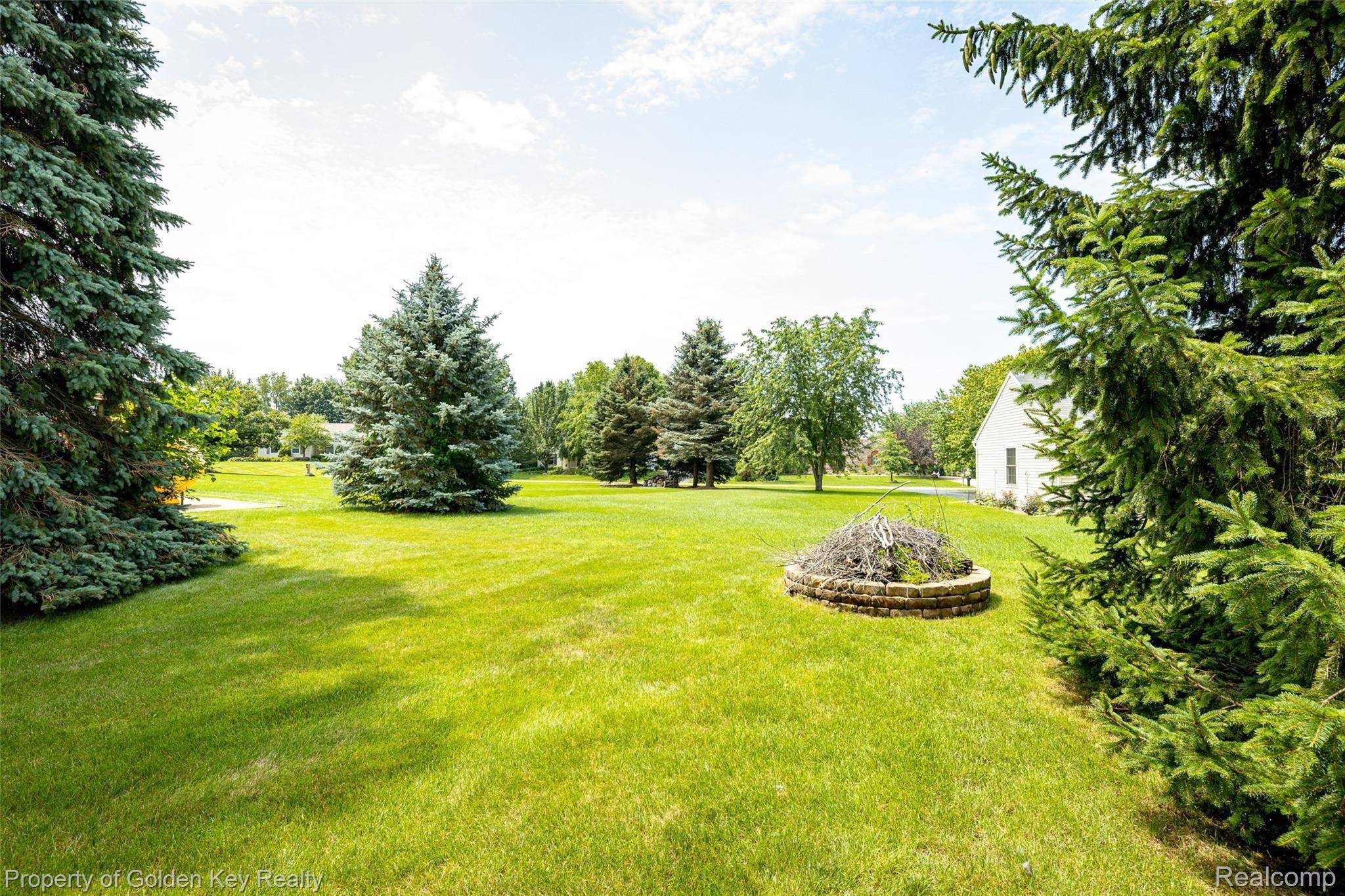 7606 Wellington Road Brighton, MI 48116 - Photo 3 of 25 Large Yard