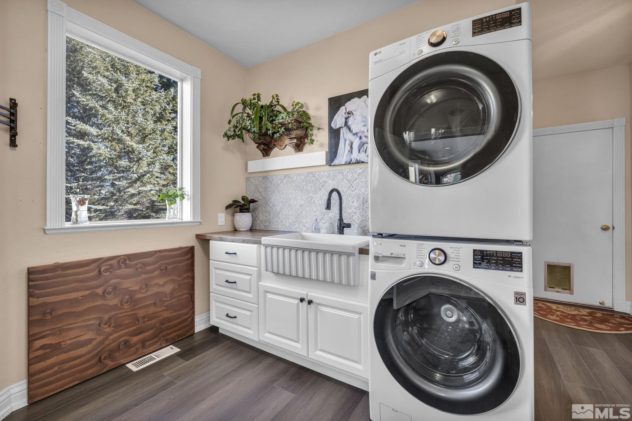 15 Hidden Lake Drive Reno, NV 89521 - Photo 33 of 40 a utility room with dryer and washer