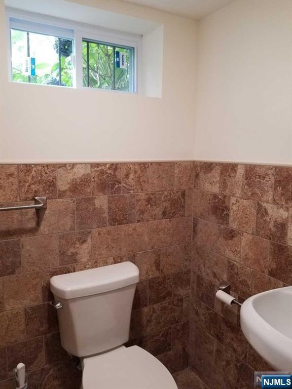 229 Mohegan Way Fort Lee, NJ 07024 - Photo 14 of 14 a white toilet sitting next to a window