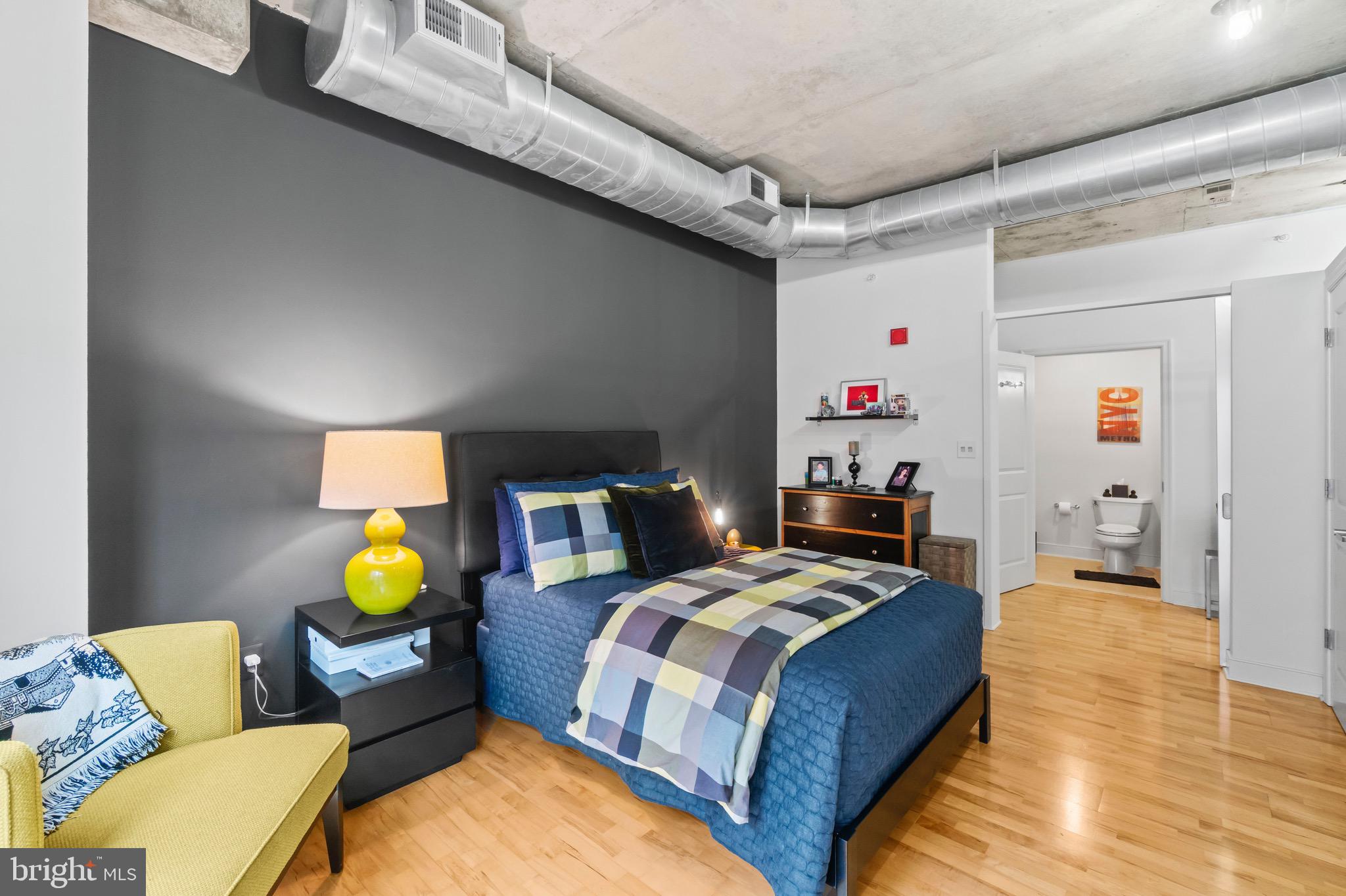 850 Aliceanna Street, Unit 604 Baltimore, MD 21202 - Photo 19 of 43 a bedroom with a bed and couch