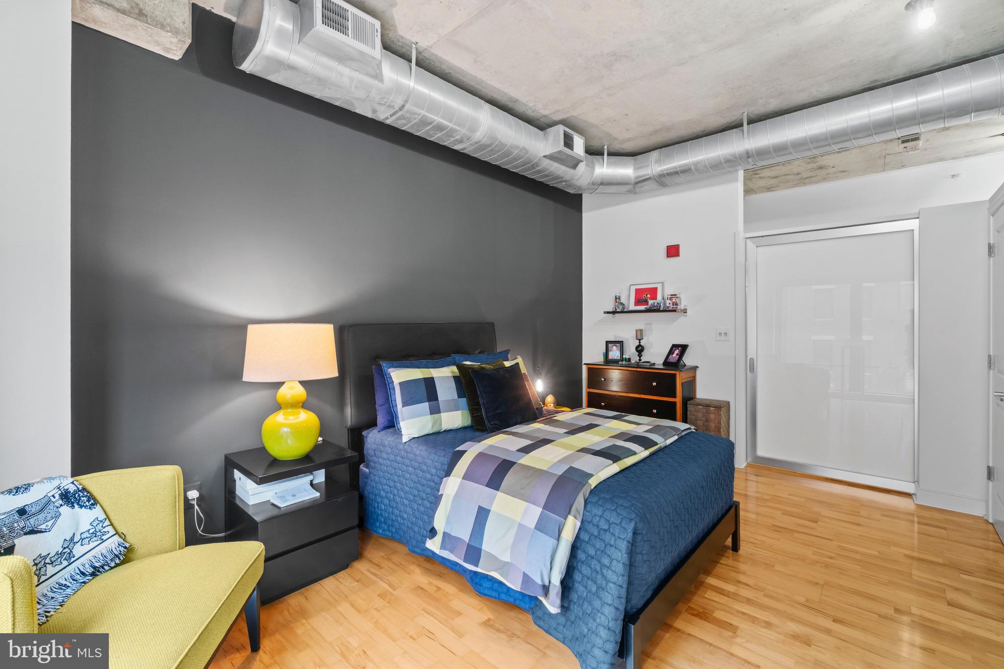 850 Aliceanna Street, Unit 604 Baltimore, MD 21202 - Photo 20 of 43 a bedroom with a bed and couch