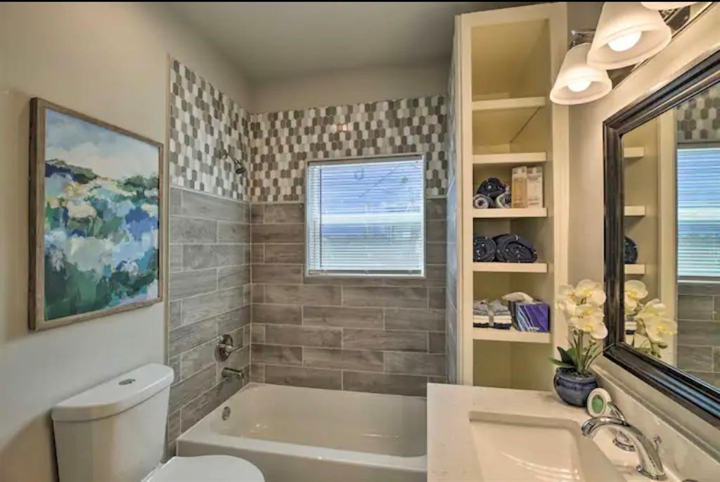 5224 Leeland Street Houston, TX 77023 - Photo 14 of 16 a bathroom with a sink a toilet and shower