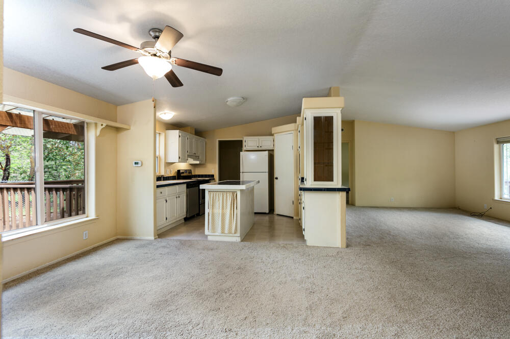 4902 Upper River Road Grants Pass, OR 97526 - Photo 13 of 55 Dining/ Kitchen