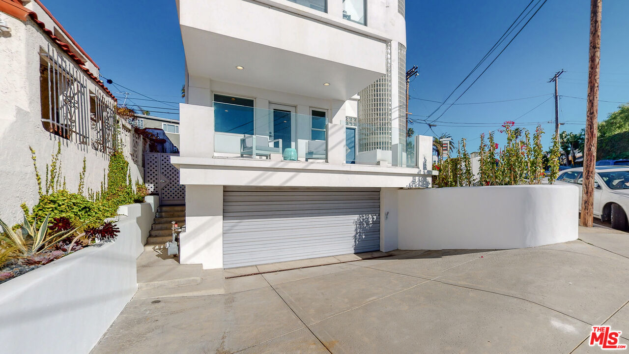 201 Waterview Street Playa del Rey, CA 90293 - Photo 2 of 54 a view of living room and kitchen