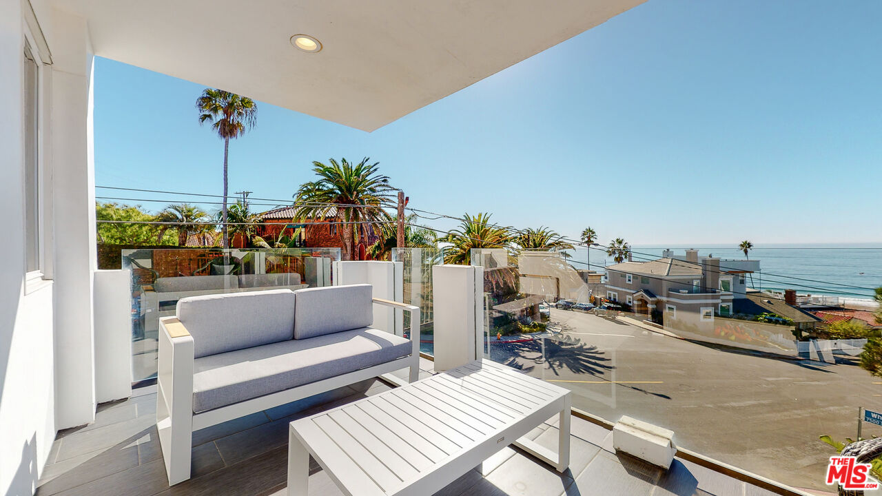 201 Waterview Street Playa del Rey, CA 90293 - Photo 28 of 54 a terrace view with seating space