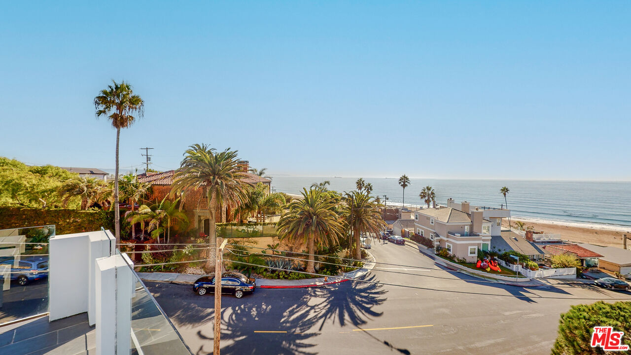201 Waterview Street Playa del Rey, CA 90293 - Photo 30 of 54 a view of a terrace with furniture