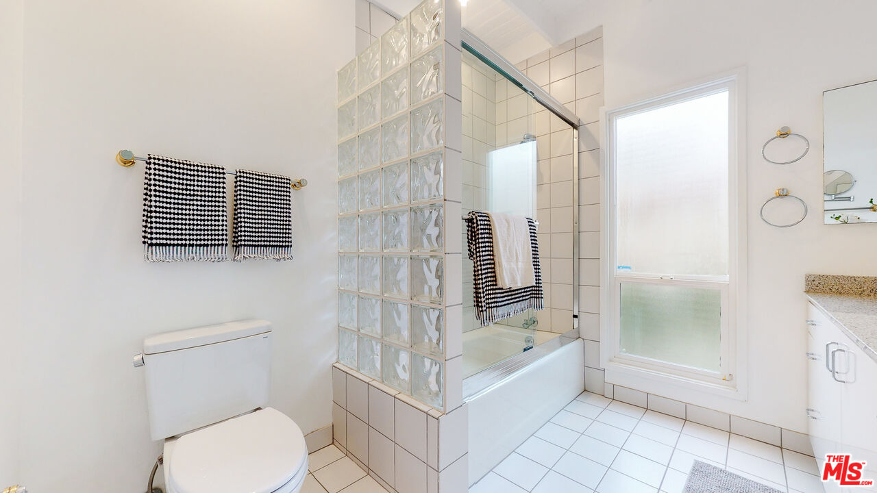 201 Waterview Street Playa del Rey, CA 90293 - Photo 47 of 54 a bathroom with a toilet and a bathtub