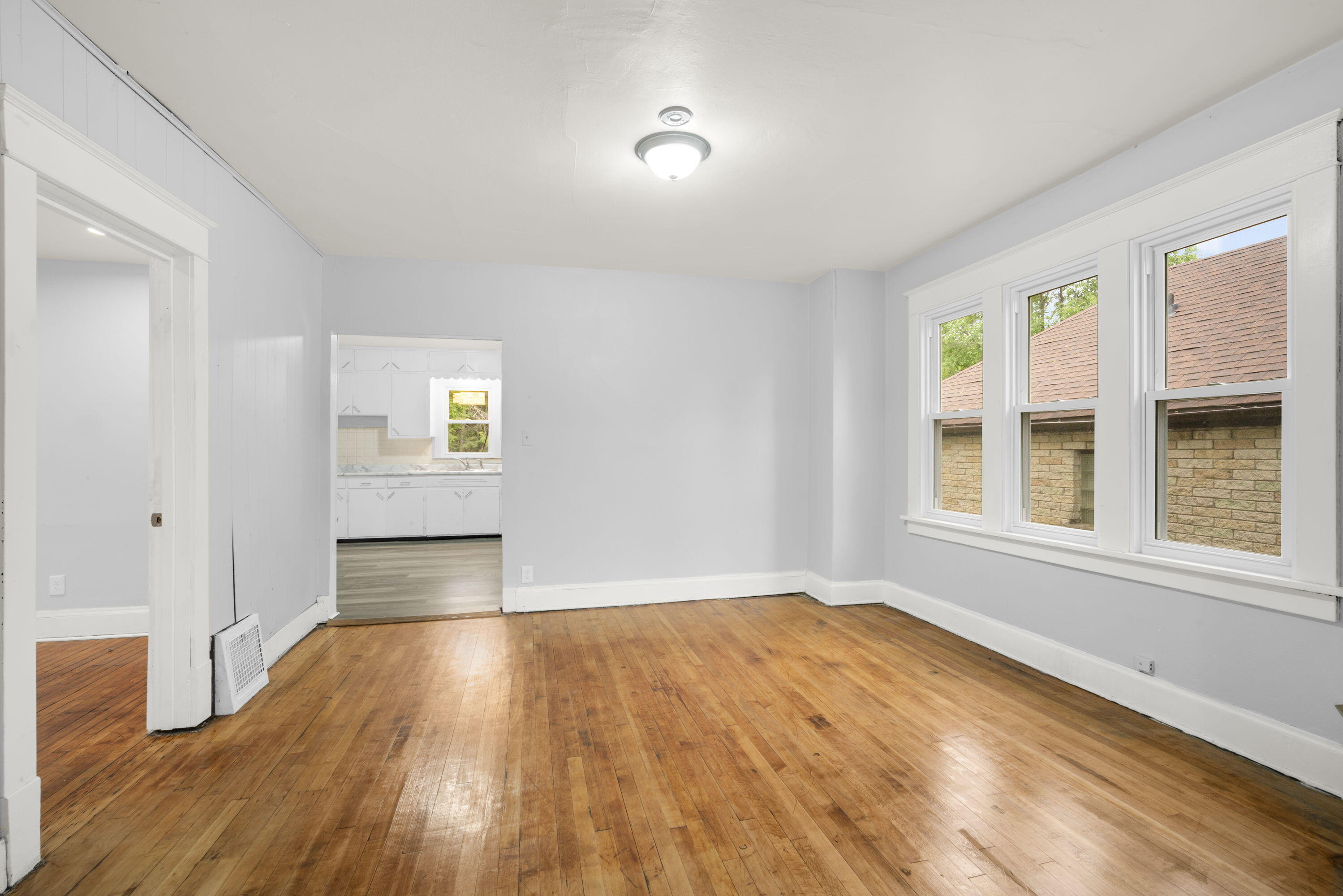 5622 North 36th Street Milwaukee, WI 53209 - Photo 6 of 21 6_imgDSC00008