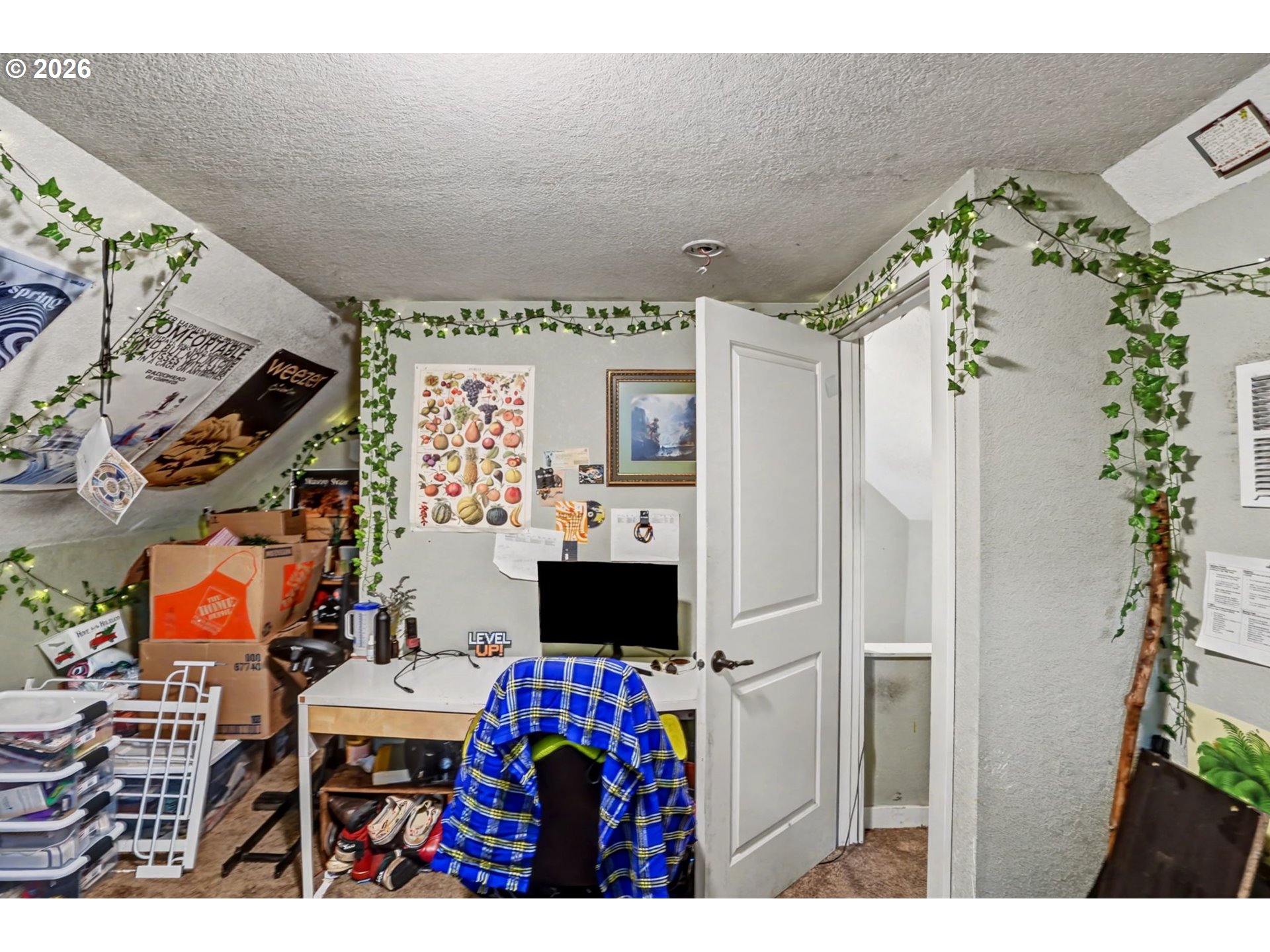 213 Mill Street Silverton, OR 97381 - Photo 19 of 25 a picture of a living room with a garage